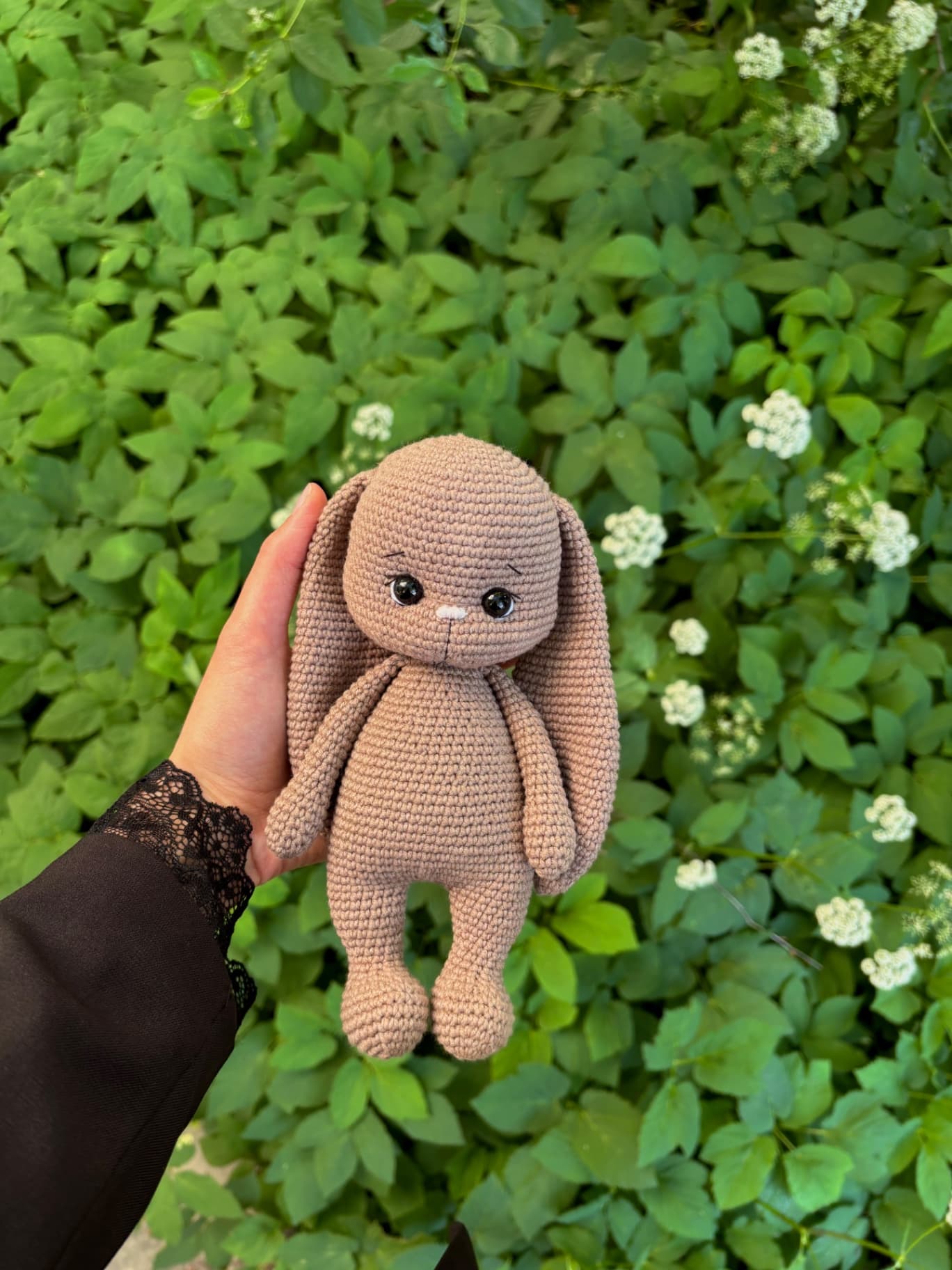 Вязаная игрушка зайка
