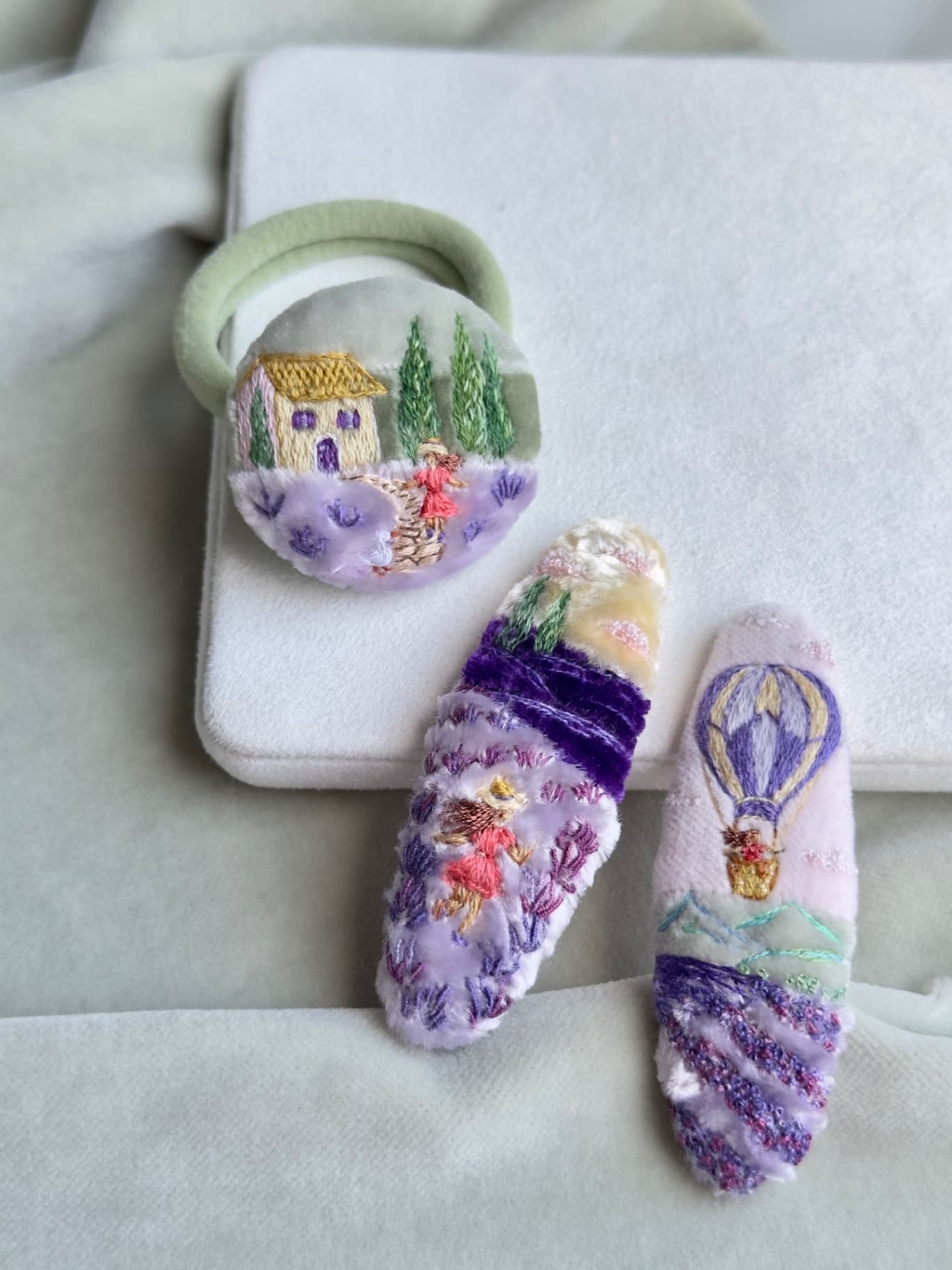Заколки и резинкой с вышивкой. Комплект их 3-х.